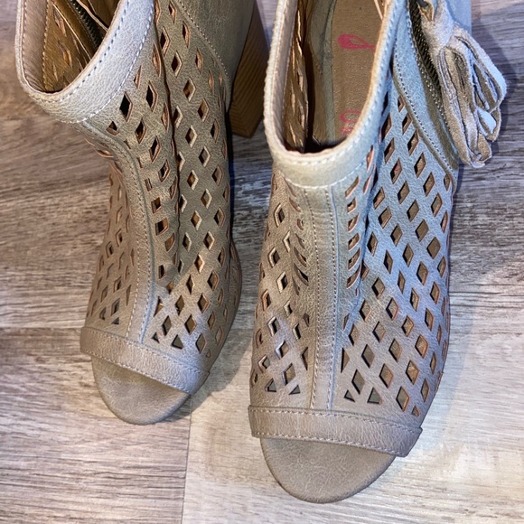 Jellypop Women’s Madison Tan Block Heel Peep Toe Sandals w/Tassel Zip sz 8.5 (L) - Picture 3 of 9